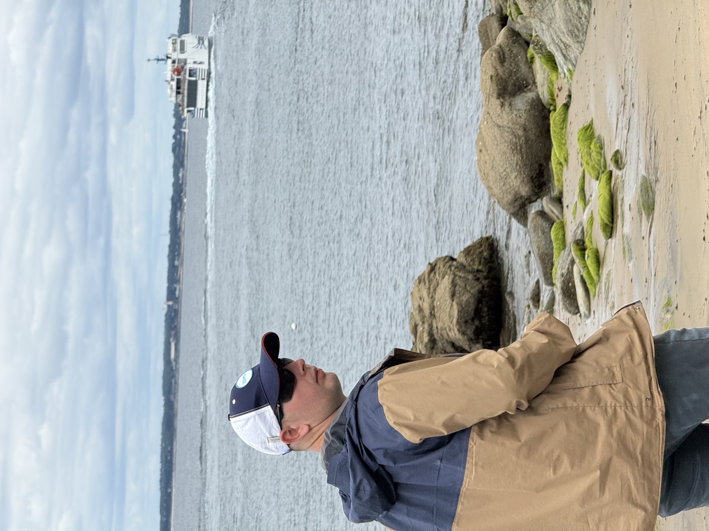 Nolann Morencé, fondateur de NanoDév Studio, sur le littoral breton